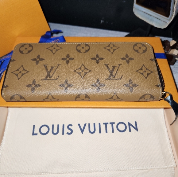 LOUIS VUITTON CLEMENCE ZIP AROUND WALLET - Picture 1 of 9